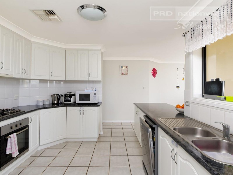 10 Woomera Place, Glenfield Park NSW 2650