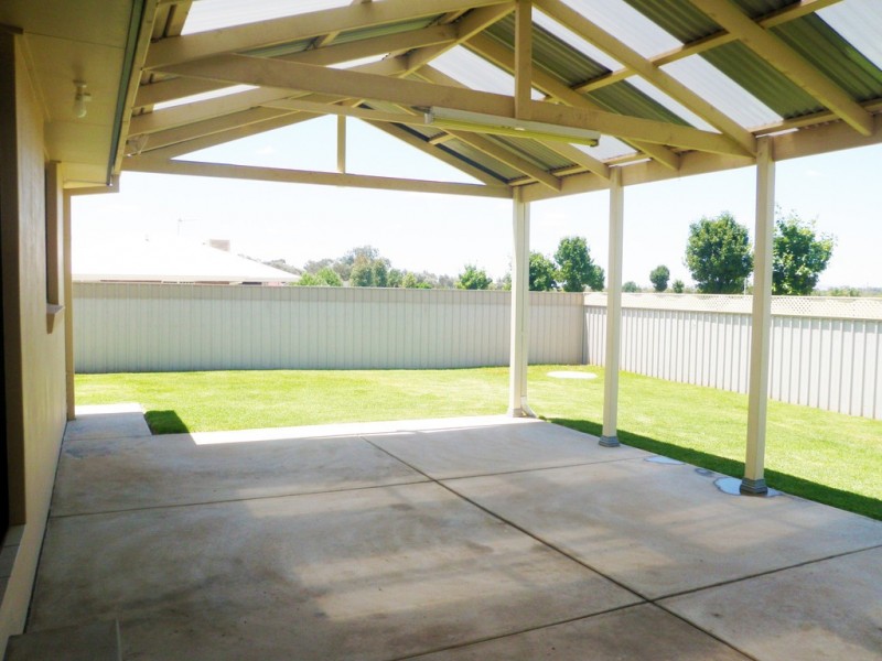 10 Woomera Place, Glenfield Park NSW 2650