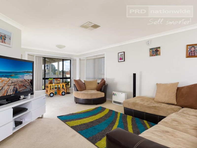 10 Woomera Place, Glenfield Park NSW 2650
