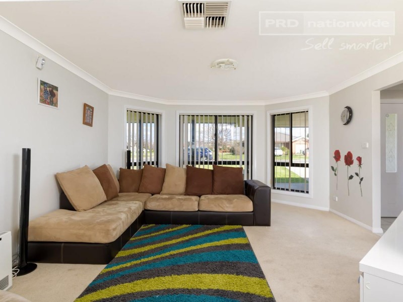 10 Woomera Place, Glenfield Park NSW 2650