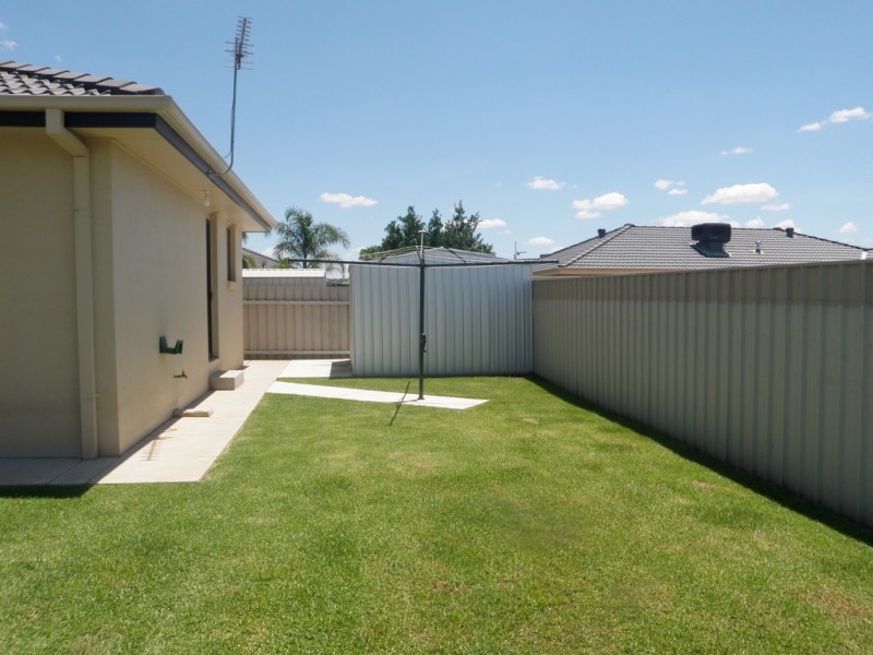 10 Woomera Place, Glenfield Park NSW 2650