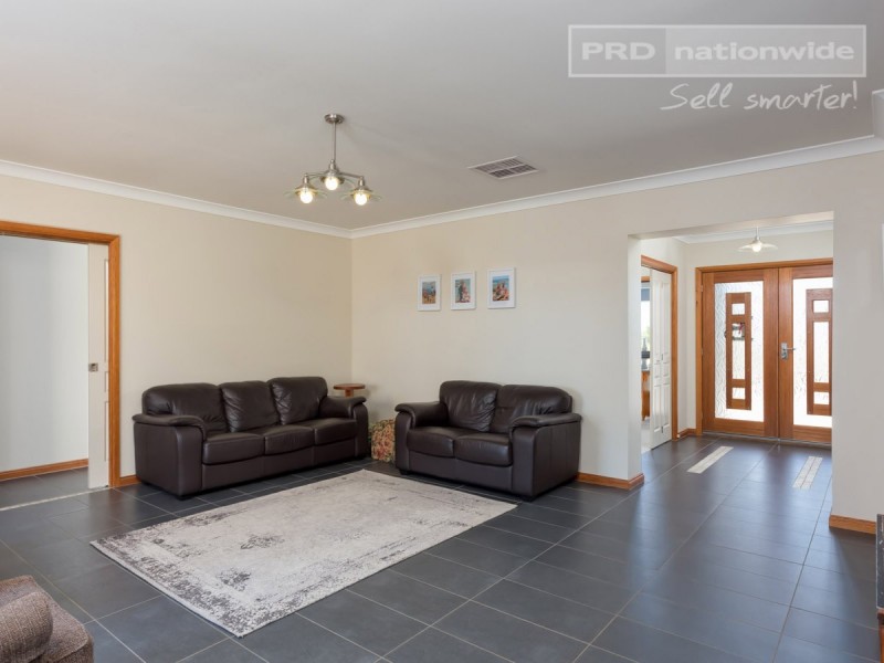 26 Dundale Crescent, Estella NSW 2650