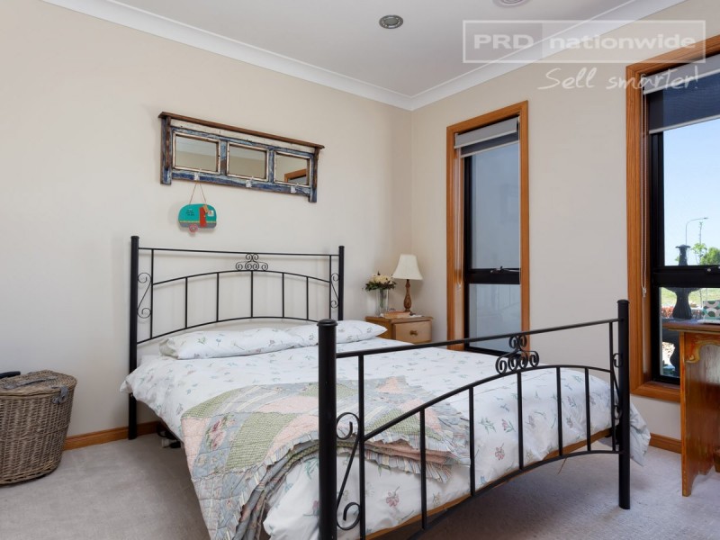 26 Dundale Crescent, Estella NSW 2650