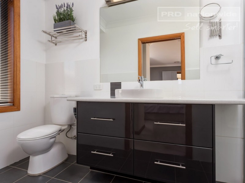 26 Dundale Crescent, Estella NSW 2650