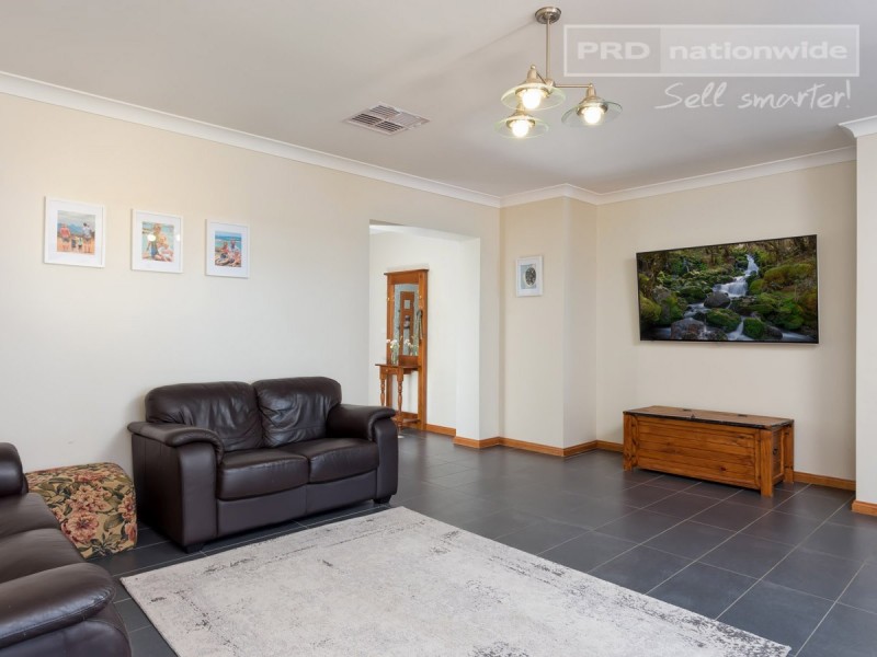 26 Dundale Crescent, Estella NSW 2650