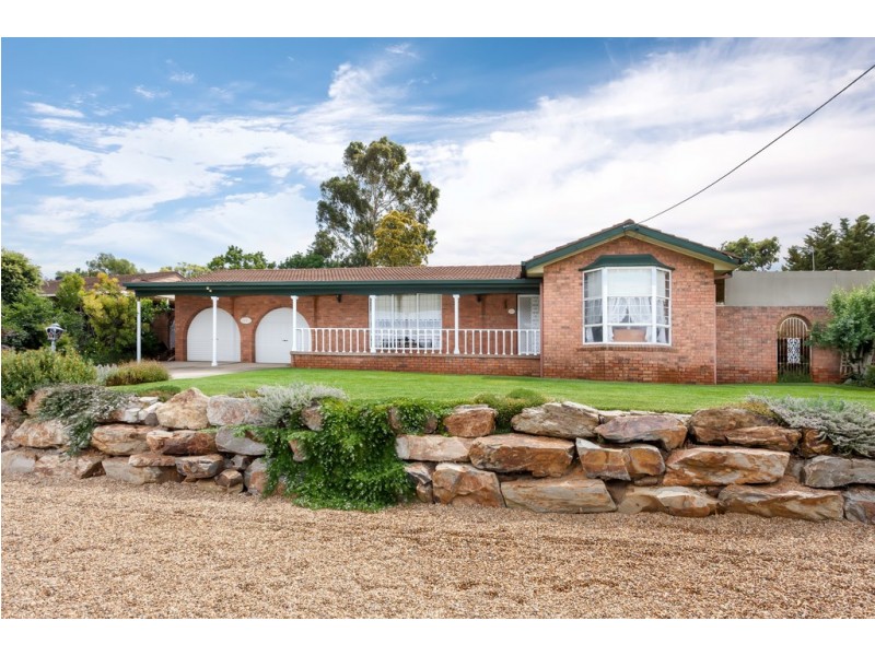 77 Simkin Crescent, Kooringal NSW 2650