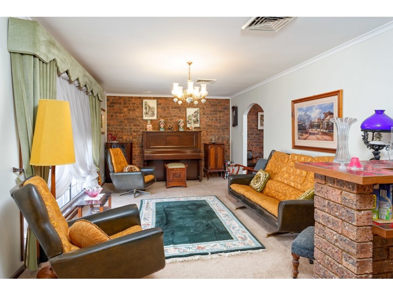 77 Simkin Crescent, Kooringal NSW 2650