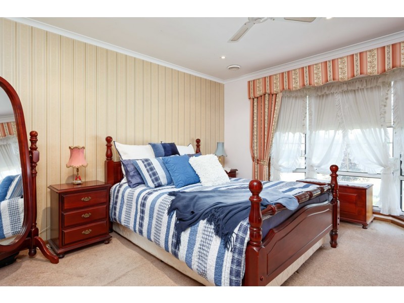 77 Simkin Crescent, Kooringal NSW 2650