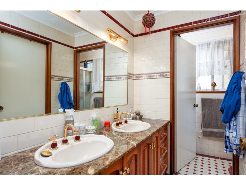 77 Simkin Crescent, Kooringal NSW 2650