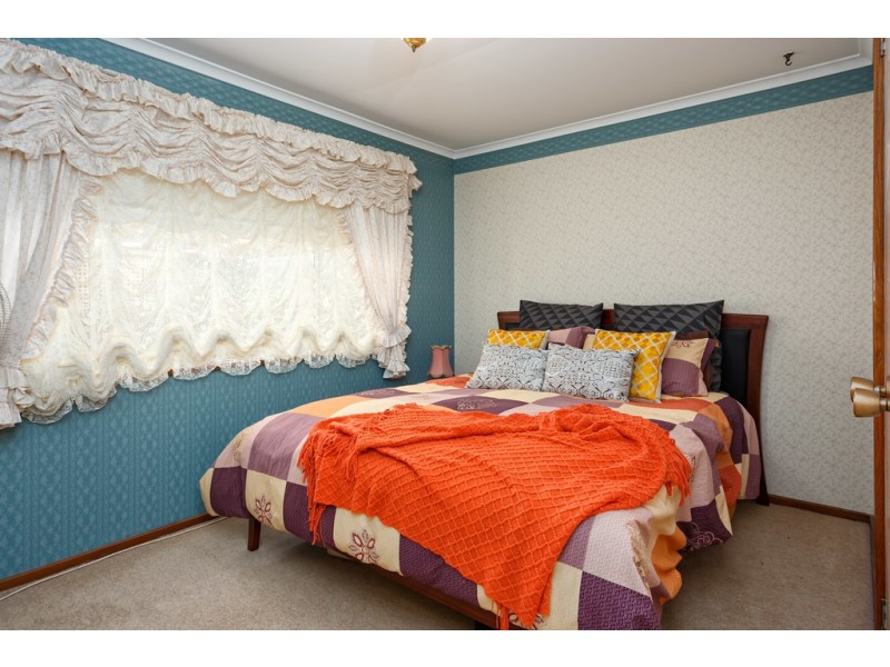 77 Simkin Crescent, Kooringal NSW 2650