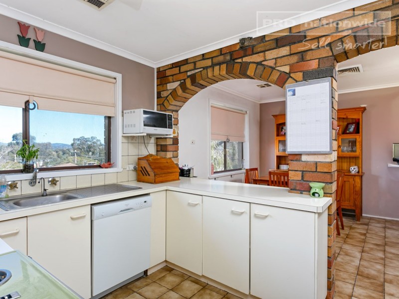 72 Simkin Crescent, Kooringal NSW 2650