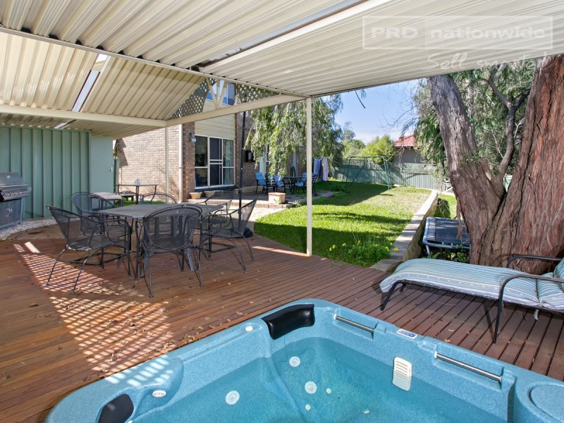 72 Simkin Crescent, Kooringal NSW 2650