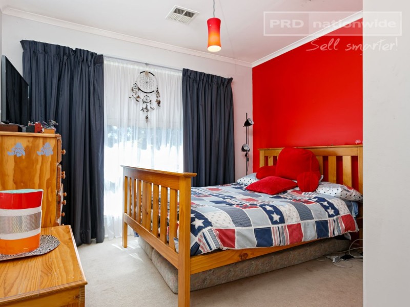 72 Simkin Crescent, Kooringal NSW 2650