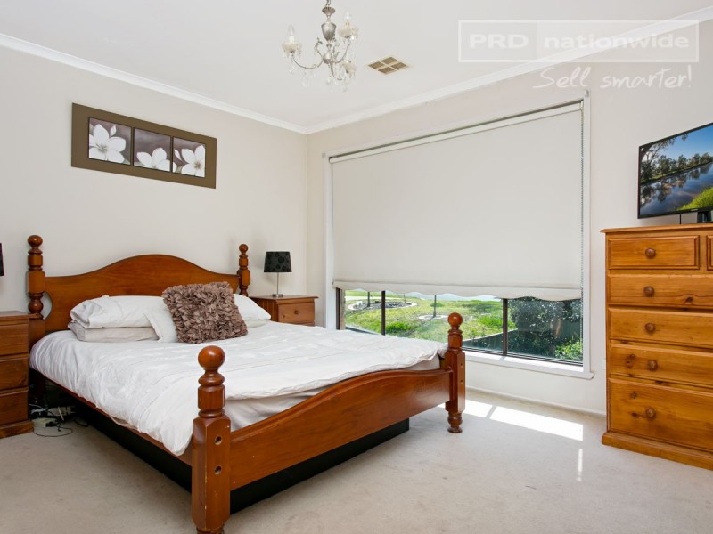 72 Simkin Crescent, Kooringal NSW 2650