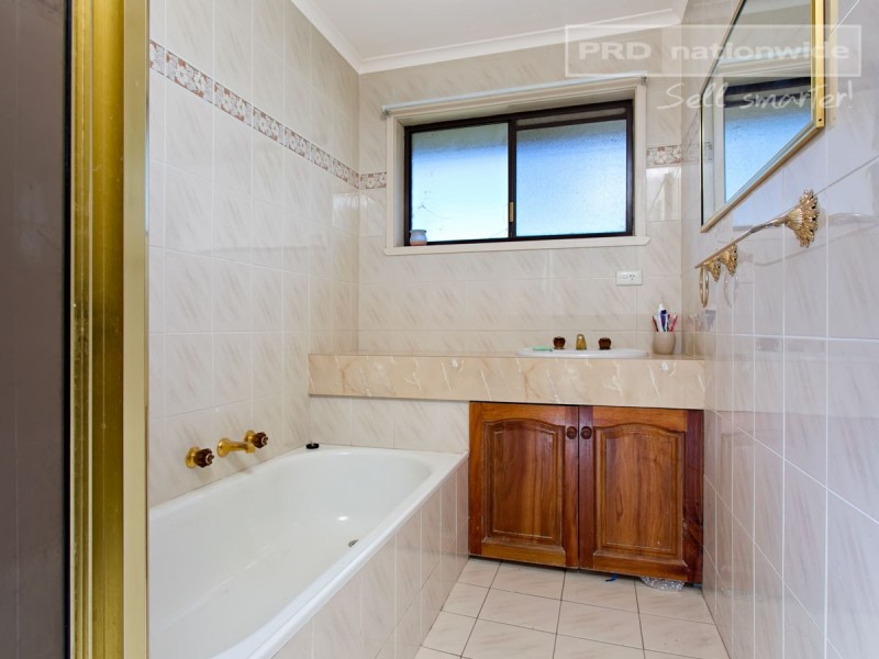 72 Simkin Crescent, Kooringal NSW 2650
