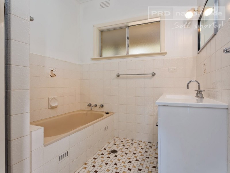 74 Meadow Street, Kooringal NSW 2650