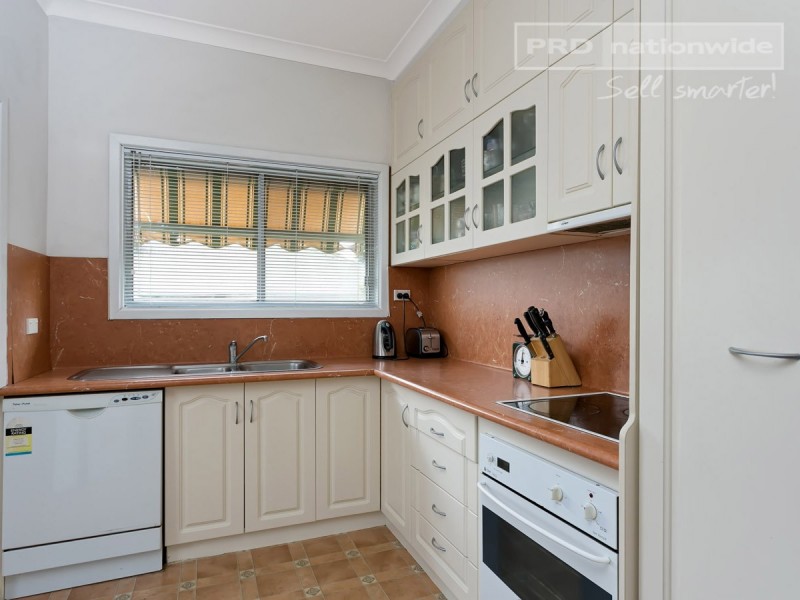 15 Urana Street, Turvey Park NSW 2650