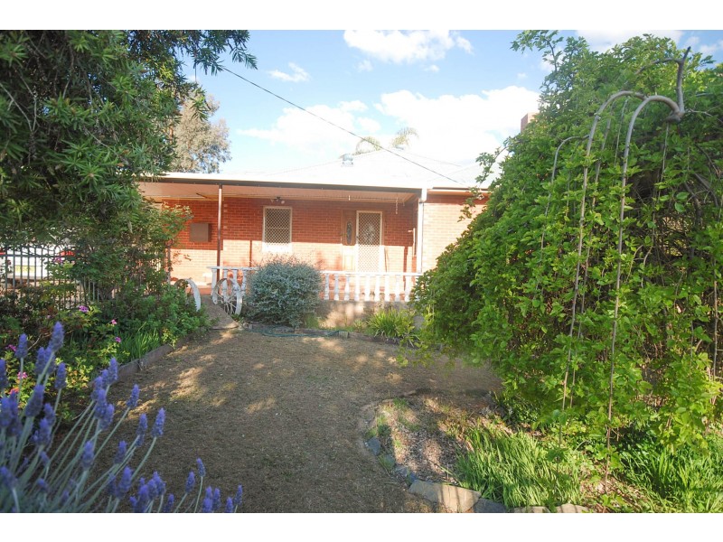 105 Macleay Street, Turvey Park NSW 2650