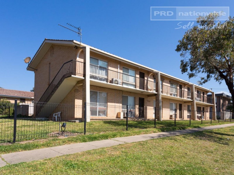 1/4 Nordlingen Drive, Tolland NSW 2650