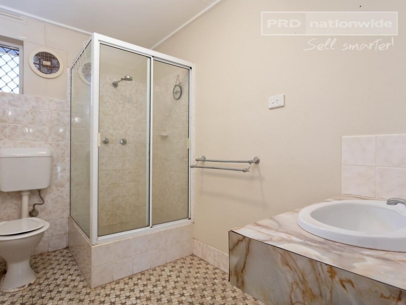 1/4 Nordlingen Drive, Tolland NSW 2650