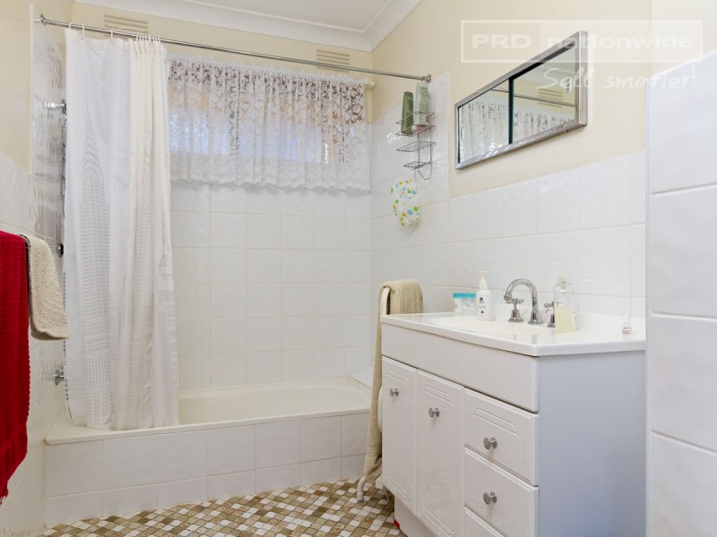 14 Cobb Street, Tolland NSW 2650