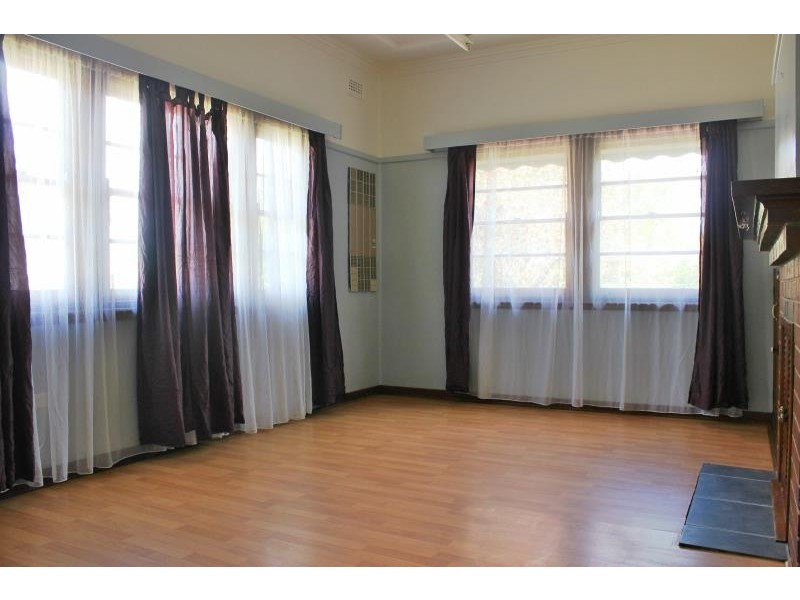 35 Fernleigh Road, Mount Austin NSW 2650