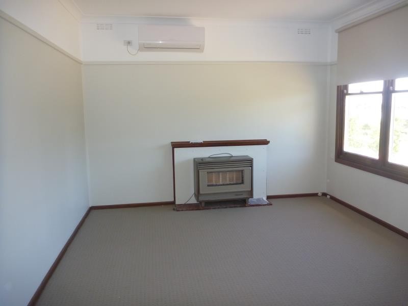 16 Phillip Avenue, Mount Austin NSW 2650