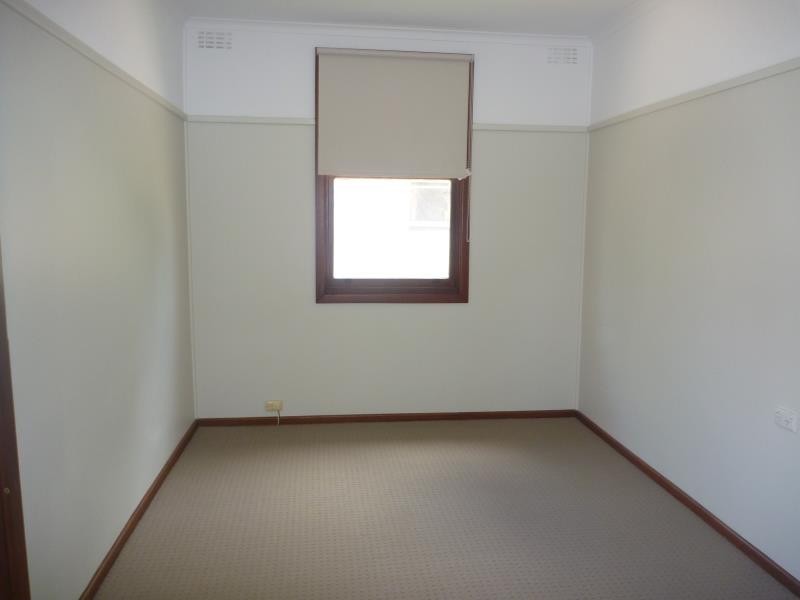 16 Phillip Avenue, Mount Austin NSW 2650