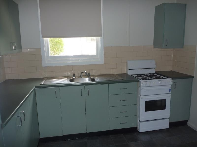 16 Phillip Avenue, Mount Austin NSW 2650