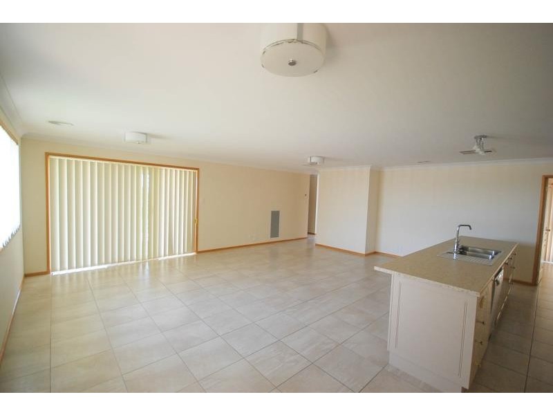 42 Rainbow Drive, Estella NSW 2650