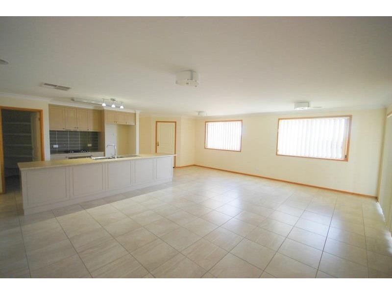 42 Rainbow Drive, Estella NSW 2650