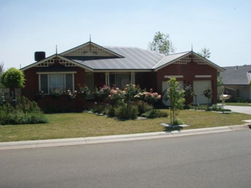 19 Cowan Place, Lloyd NSW 2650