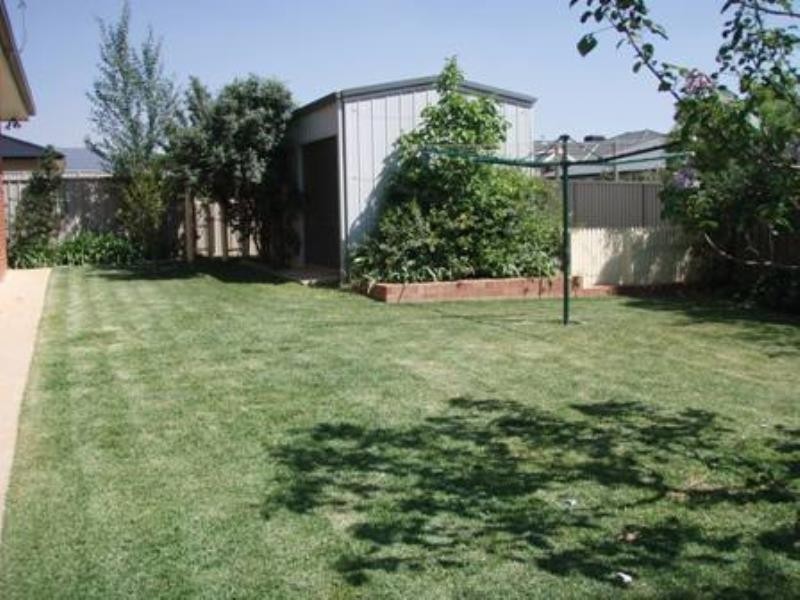 19 Cowan Place, Lloyd NSW 2650