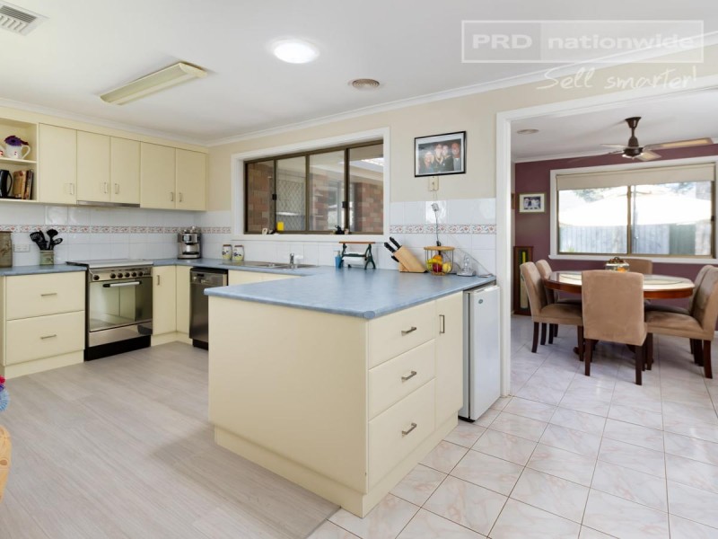 14 Vanda Street, Lake Albert NSW 2650