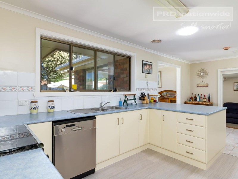 14 Vanda Street, Lake Albert NSW 2650
