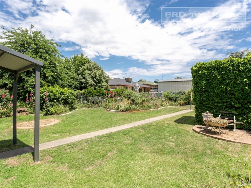 42 Plumpton Road, Kooringal NSW 2650