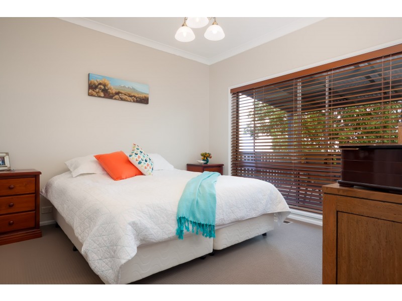 64 Simkin Crescent, Kooringal NSW 2650