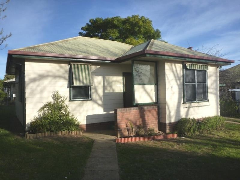 11 Spooner Avenue, Mount Austin NSW 2650