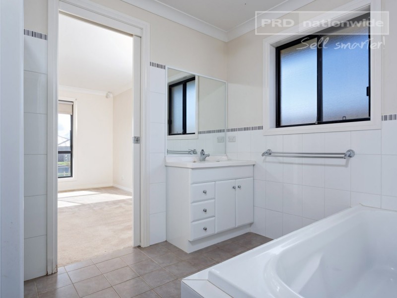 60 Grinton Avenue, Ashmont NSW 2650