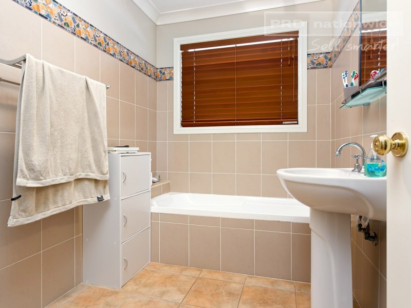 6 Merong Place, Bourkelands NSW 2650