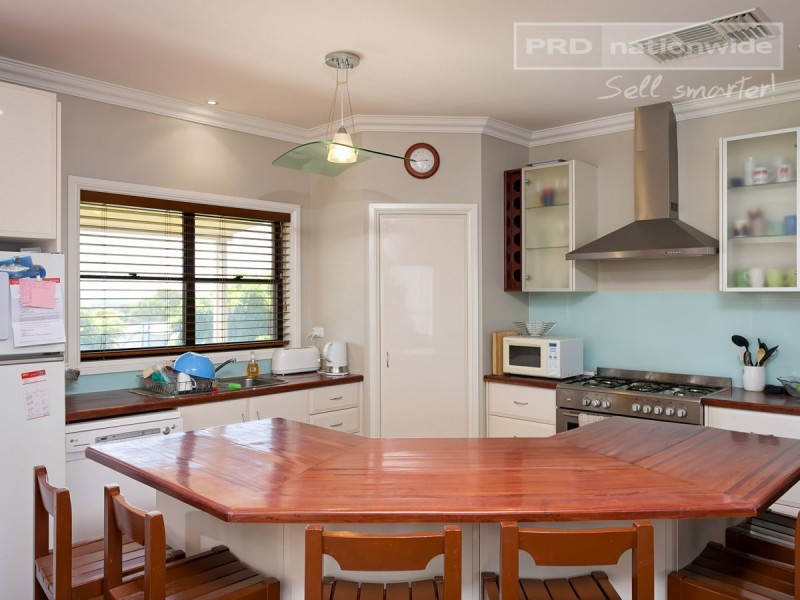6 Merong Place, Bourkelands NSW 2650