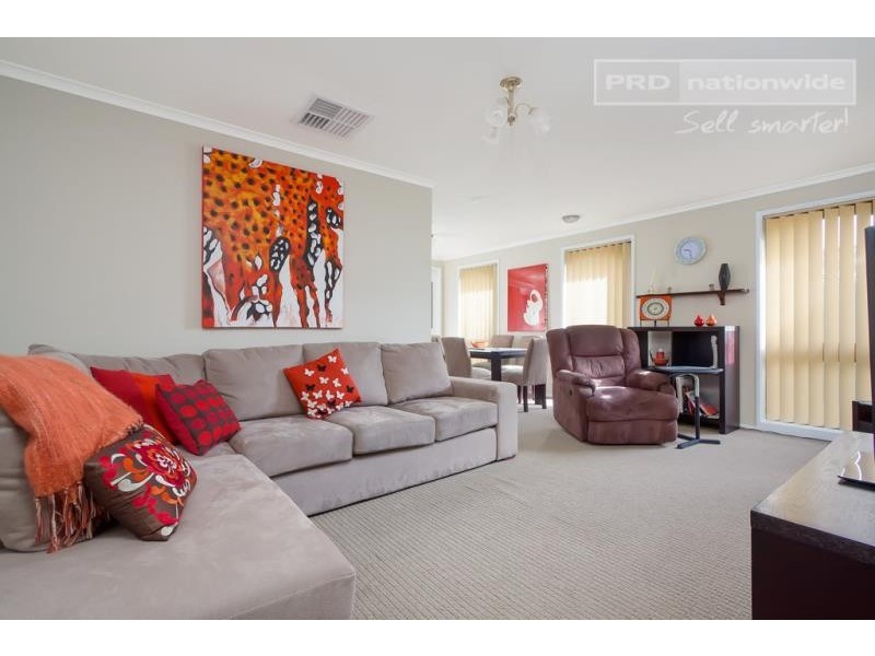 12 Eyre Street, Lake Albert NSW 2650