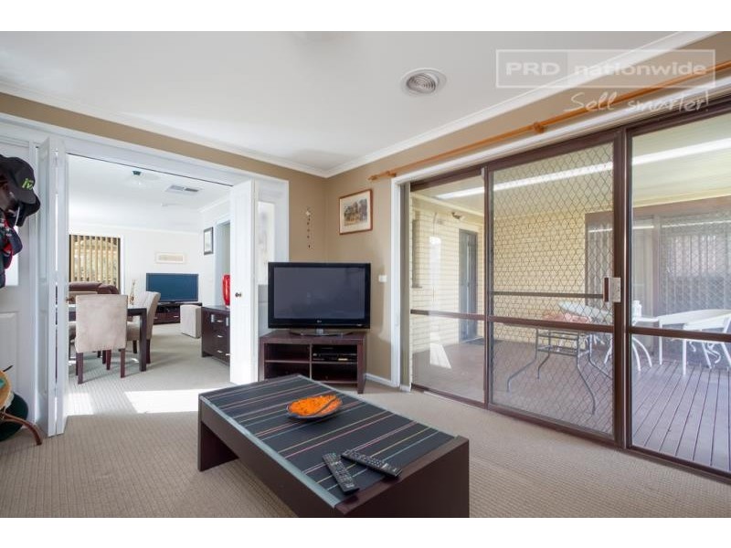 12 Eyre Street, Lake Albert NSW 2650