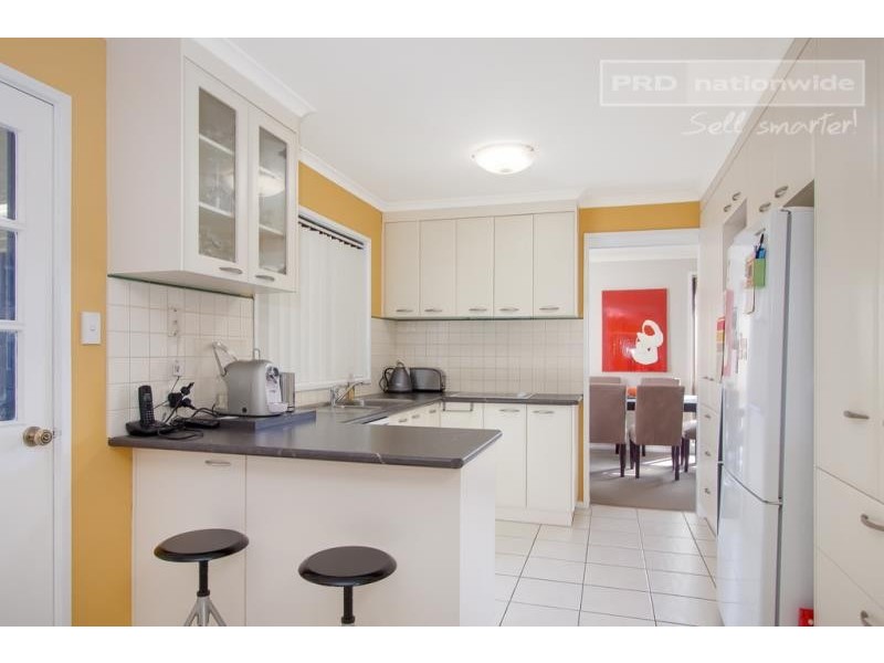 12 Eyre Street, Lake Albert NSW 2650