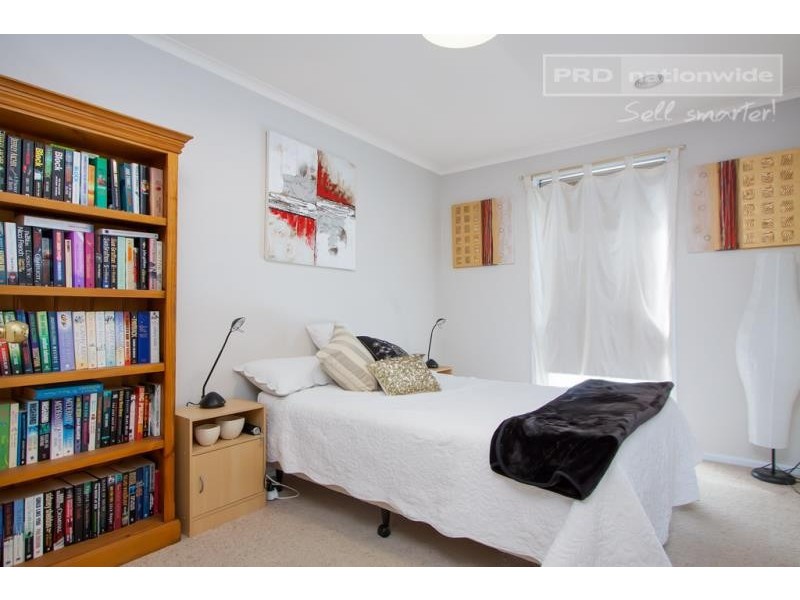 12 Eyre Street, Lake Albert NSW 2650