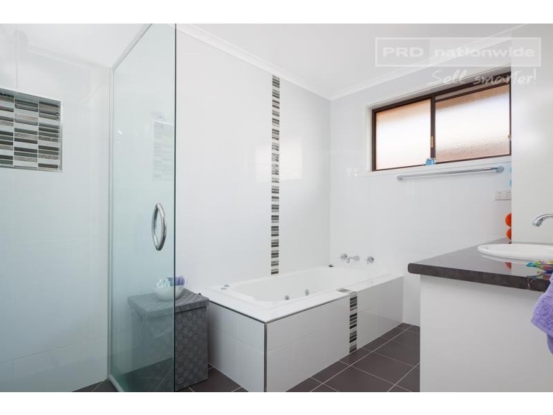 12 Eyre Street, Lake Albert NSW 2650