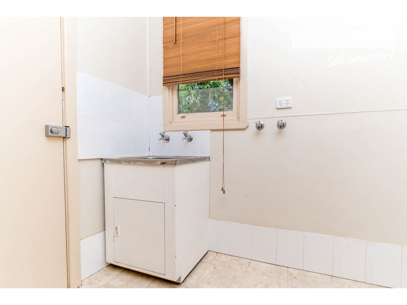 7 Scherger Place, Mount Austin NSW 2650