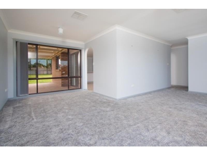 7 Langi Crescent, Glenfield Park NSW 2650