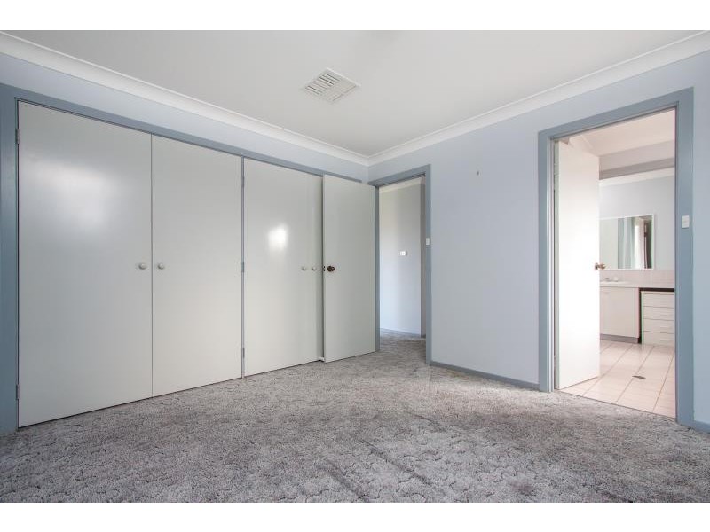 7 Langi Crescent, Glenfield Park NSW 2650