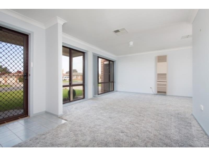 7 Langi Crescent, Glenfield Park NSW 2650